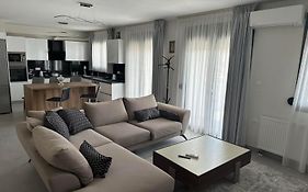 Poly'S Home 2